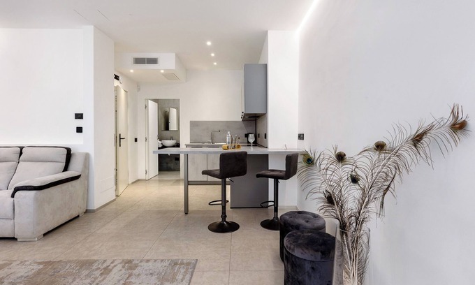 Bolzano Apartment | One-room Apartment '103 Palazzo Cavour' with Wi-Fi and Air Conditioning