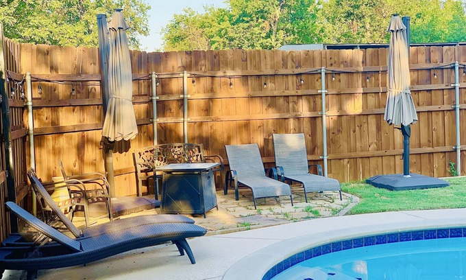Ferris House | One room guest house with private pool & hot tub, 20 min from Dallas