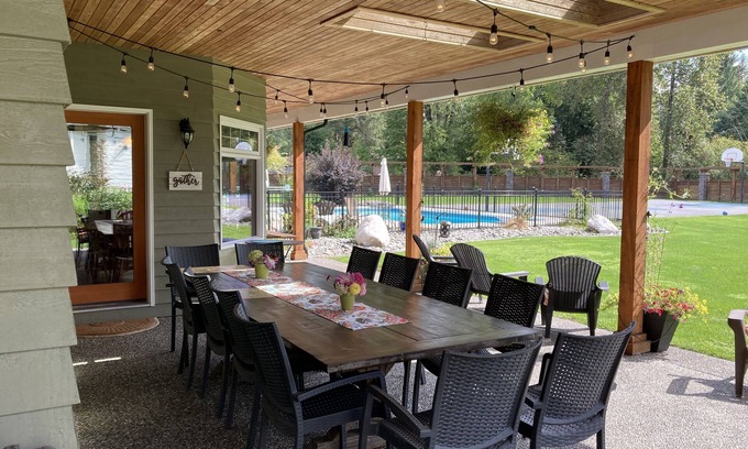 Maple Ridge House | One stop Vacation: Pool, Volleyball and Basketball