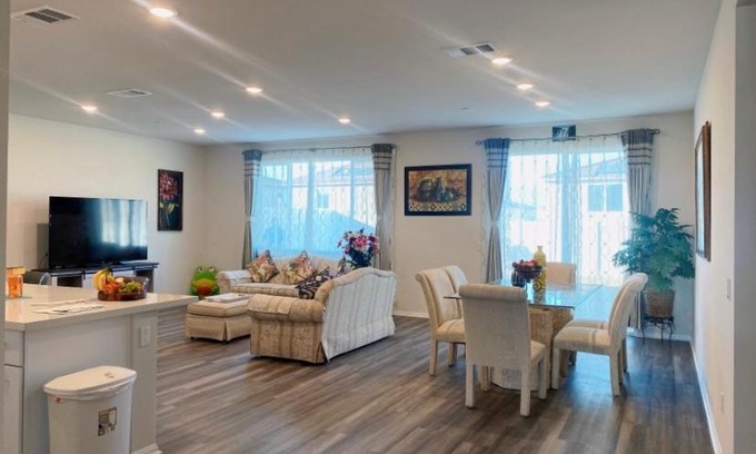 Riverside House | One-Story House Whit 4 Rooms