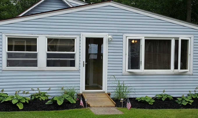 Durhamville Cottage | Oneida Lake Bright and airy South Shore Lakeside Cottage
