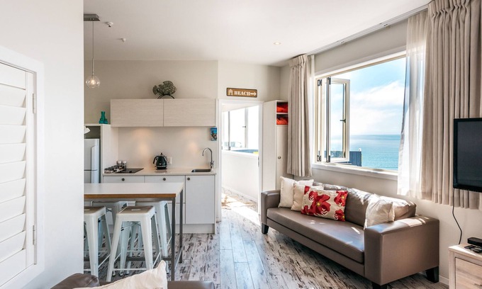 Oneroa Apartment | ONEROA CENTRAL | Coast & Country | WINTER DEAL - Stay for 3, Pay for 2