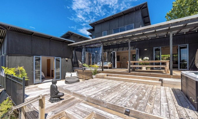 Oneroa House | Oneroa Sanctuary - Centrally located in Oneroa