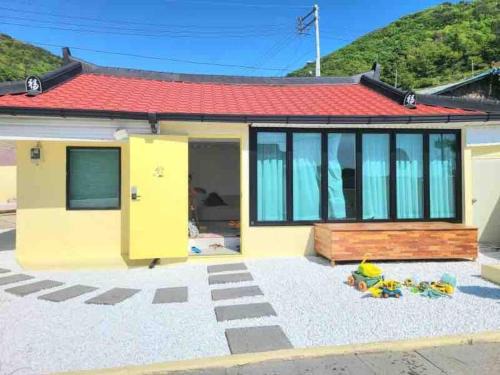 Sanyang-eup House | Onheim