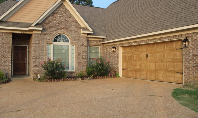 College Hill House | Only 3 miles from Vault Stadium!!!