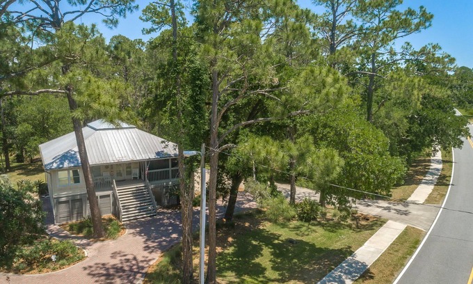 Magnolia Bluffs House | Only 5 min from the St. George or Apalachicola!