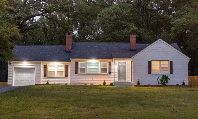 Whitehaven House | ONLY MINUTES FROM GRACELAND! Beautiful 3BD home in lovely, family neighborhood!