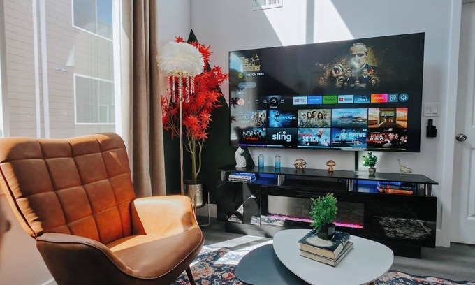 Center City Apartment | Onsite Parking/2 King Beds/75"TV/Rain Shower