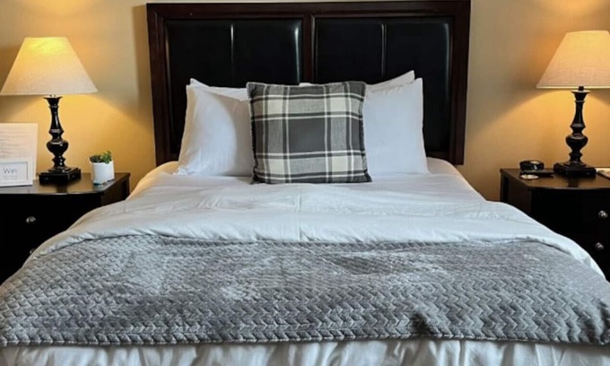 Bayfield Hotel | Ontario Suite @ The Bayfield Guest House