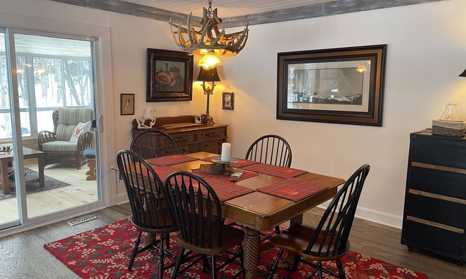 Huntsville Ski Chalet | Ontario’s HIDDEN GEM! Cozy chalet in sought after Hidden Valley Highlands