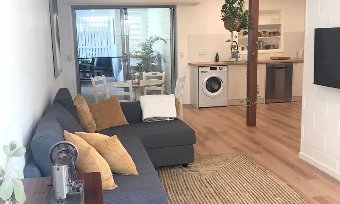 Maroochydore House | Oogar Arts Apartment. 500m to beach.
