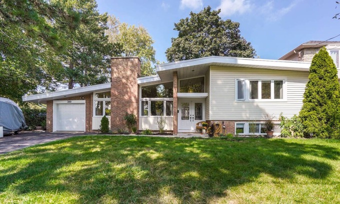 Richmond Hill House | Open Concept Modern House Comfortably Sleeps 5
