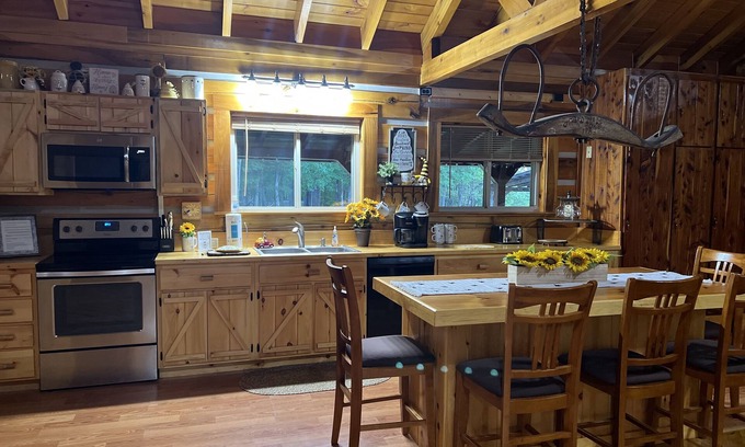 Pine Ridge Cabin | Open Concept Rental with Pool Table and Arcade