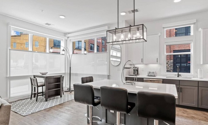 East End - Valley Street Condo | Open Floorplan Ideal Location