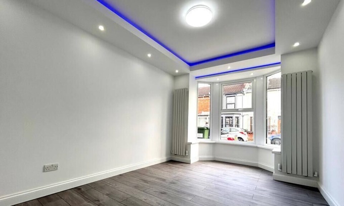 Portsmouth House | Open Mind Property - 6 Bedrooms of Luxury