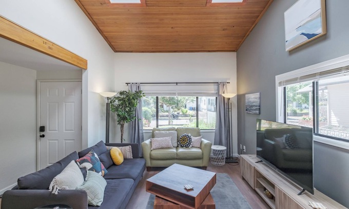 West Salem House | Open plan 3-bedroom house with AC, WiFi in charming Salem neighborhood