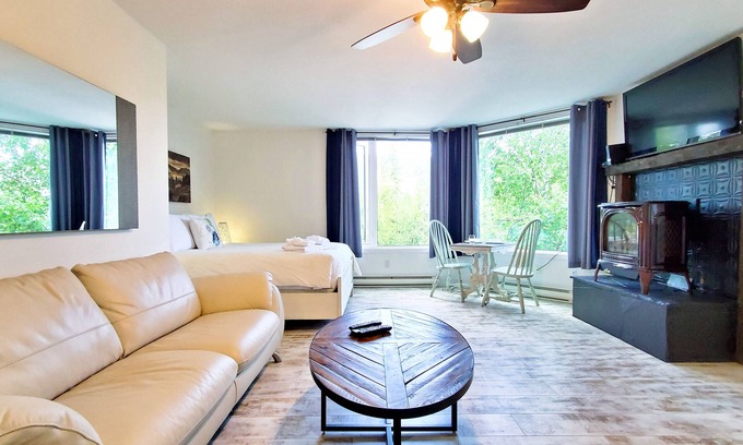 East Kootenay Condo | Open Plan Living Area 2 Q Beds Bright & Airy Portable AC