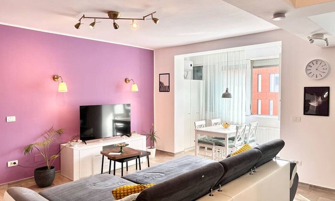 Old City Condo | Opera Lavendel. 2 Large rooms Center King-size bed
