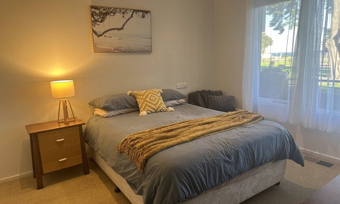 Melbourne House | Opp Beach - Best location