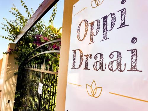 Oudtshoorn House | Oppi Draai Guesthouse