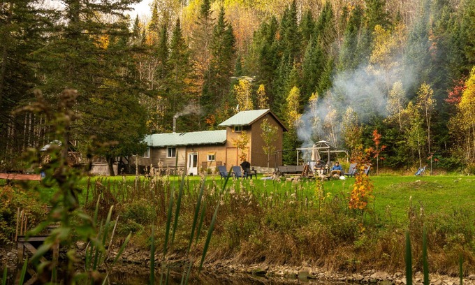 Frampton Ski Chalet | Oppy Shack located directly on the wildlife preserve at Miller Zoo.