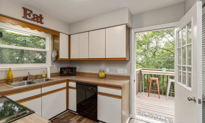 Donelson House | OPRY AREA GEM! 2 Bed/2 Bath/Hot Tub/Sleeps 6!