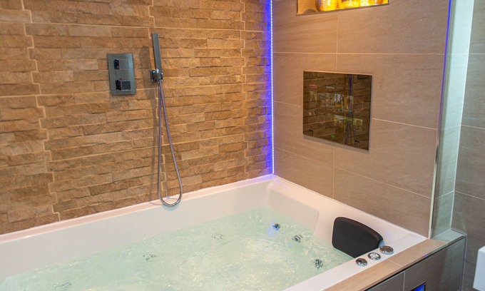 Bradford Apartment | Optimal Apartments - Superior Jet Hot Tub Suite
