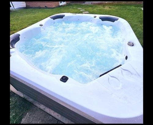 Isle of Grain Apartment | Opulent 5 bedroom Retreat with Hot tub and Entertainment