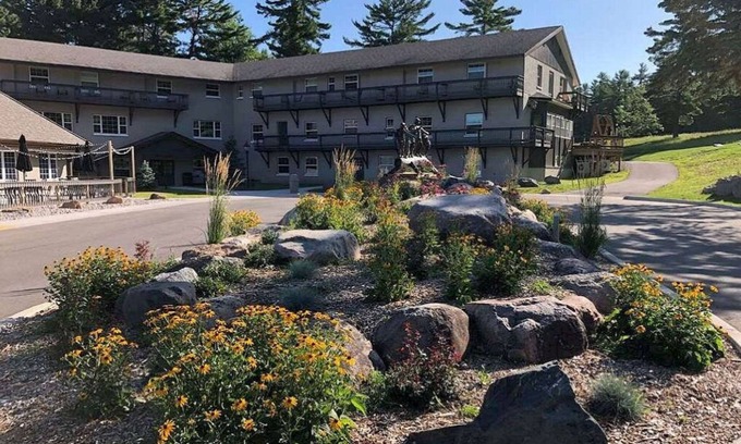 Iron Mountain House | Opulent Cedar Haus Suite | Serene Escape