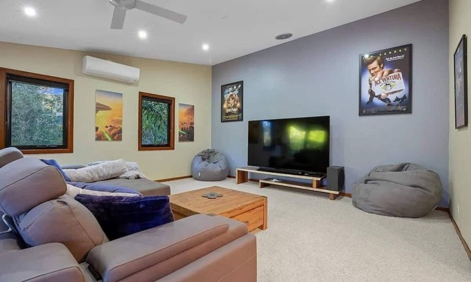 Mooloolah Valley House | Opulent Oasis: Exclusive Getaway for 9