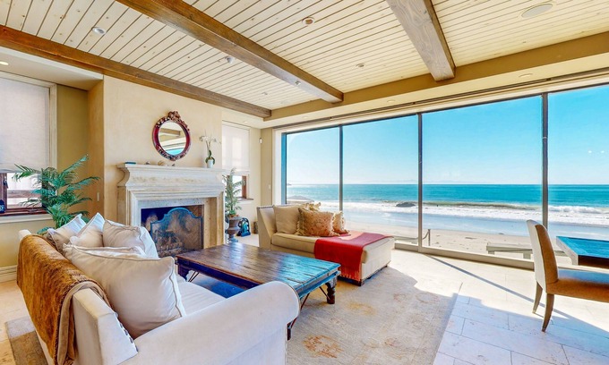 Mussel Shoals House | Opulent oceanfront house in Mussel Shoals with rooftop deck & retractable walls