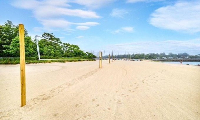 Black Rock Historic District House | Opuluxe Spacious 4 BR Ellsworth with Jacuzzi