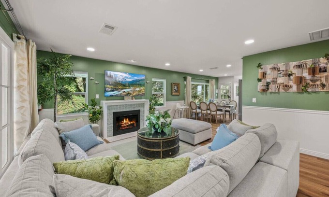 Orange House | OR3-The Evergreen Cottage w/ Sunset View