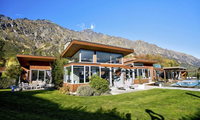 Kawarau Falls Villa | Oraka Lakeside Retreat - Hosted by NZSIR Luxury Rental Homes