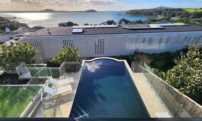Orakei House | Orakei Grandeur Mansion with Sea Views & Pool