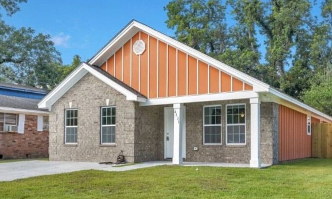 Garden City House | Orange Charmer | Central | King Beds | Screen Room