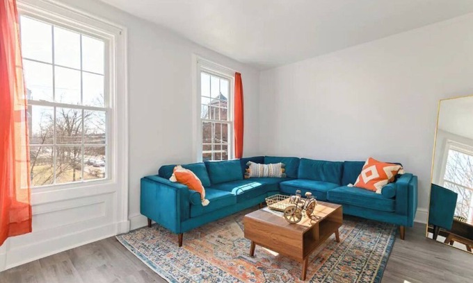 East Rock House | Orange Oasis in East Rock |Free Parking| Near Yale and DT|Large Memory Foam Beds