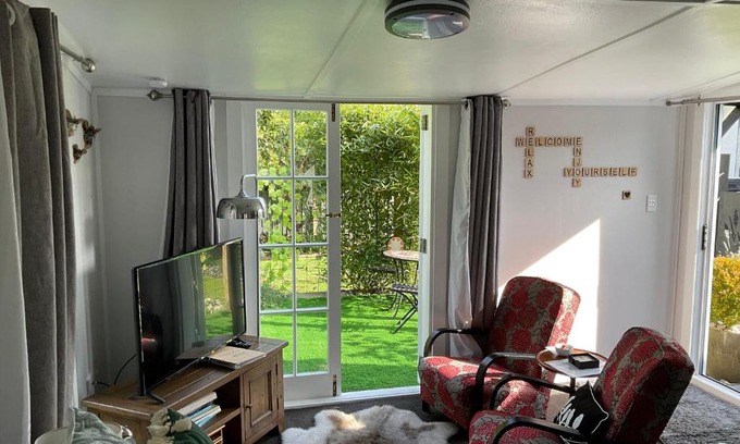 Whanganui Bed & Breakfast | Orange Tree Cottage - garden hideaway