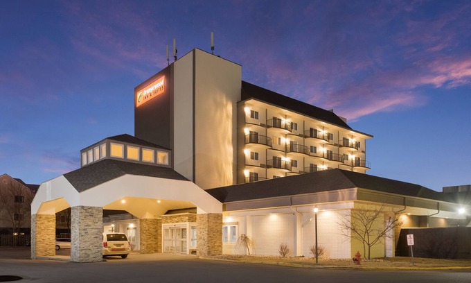 Waldron Hotel | Orangewood Inn & Suites Kansas City Airport