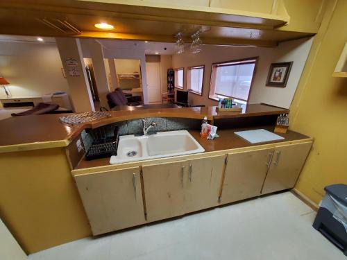 Alert Bay Hotel | Orca Inn