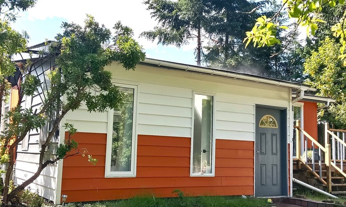Regional District of Nanaimo Cottage | Orchard Cottage in Lantzville near Nanaimo Brand New Renovation