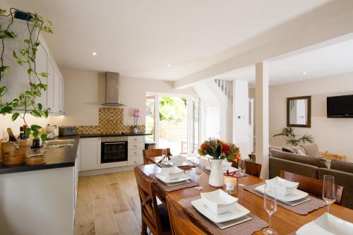 Sidlesham House | " Orchard Croft Lodge ", DOG FRIENDLY, Ideal for Goodwood Events, 5 Minutes from Southend Barns, 9 Minutes From Sandy West Wittering Beach, 2 Bathrooms, Can Sleep 8 On Request, Free Wi-Fi & Sky Sports, Quiet Location, Zip & Link beds offering versatility