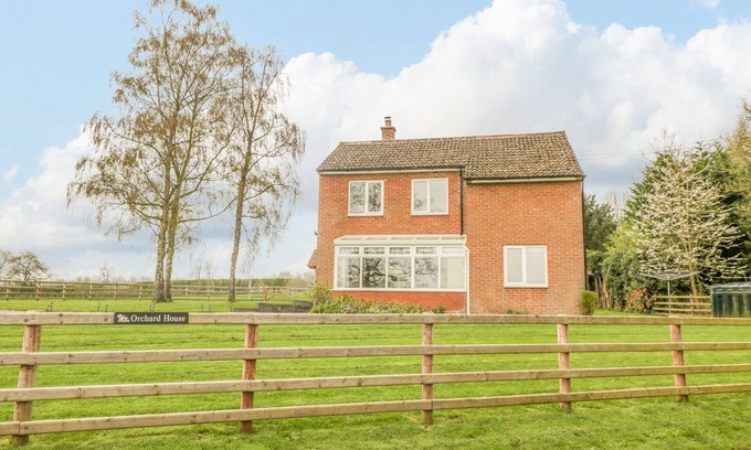 Little Cowarne Cottage | ORCHARD HOUSE, family friendly, with hot tub in Leominster