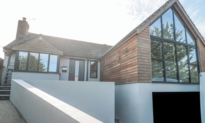North Petherton Cottage | ORCHARD LEIGH, family friendly, with hot tub in North Petherton