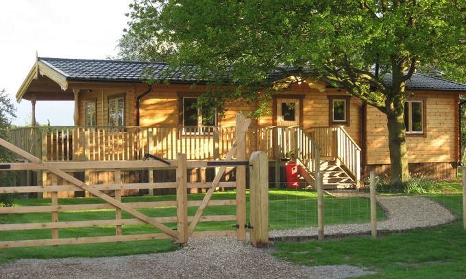 Ryther Cabin | Orchard Lodge, Exclusive Log Cabin, York riverside village 2m P+R, 4m city walls