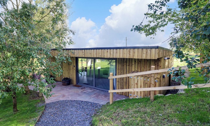 Corwen Cottage | ORCHARD LODGE, pet friendly, with hot tub in Corwen