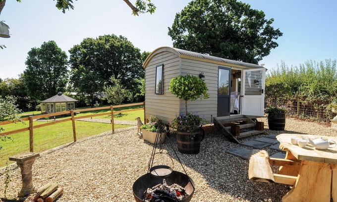 Worlington Cottage | ORCHARD RETREAT, pet friendly, with hot tub in Witheridge