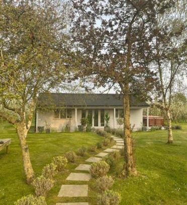 Moreton House | Orchard Retreat - Rural Cabin - Private Hot Tub!