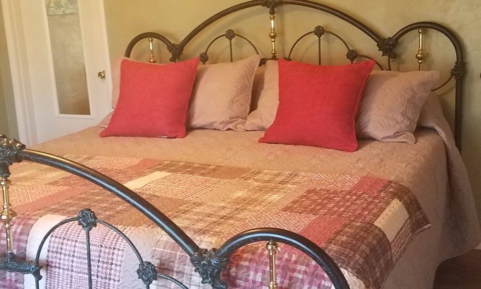 Talent Apartment | ORCHARD SUITE - Private, Safe & Comfortable Getaway! Hot tub, Pet friendly