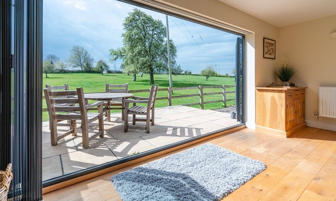 Upton Snodsbury Cottage | Orchard View - sleeps 4 guests in 2 bedrooms